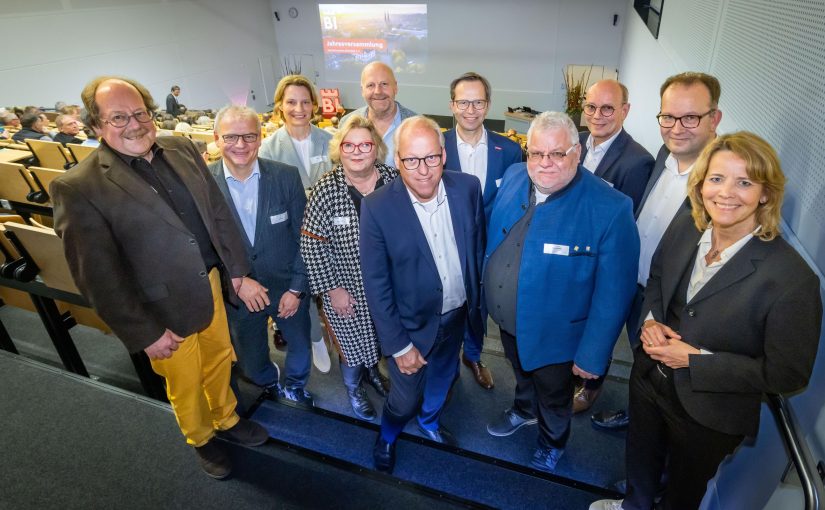 Der Vorstand des Verkehrsverein Bielefeld im Hörsaal des CITEC-Gebäudes der Universität Bielefeld: (v. l.) Mike Bartels, Prof. Dr. Olaf Kruse, Jennifer Erdmann, Regine Tönsing, Henner Zimmat, Pit Clausen, Frank Wulfmeyer, Andreas Büscher, Thomas Kunz, Martin Knabenreich und Ursula Pasch. (Foto: Bielefeld Marketing GmbH | Sarah Jonek)