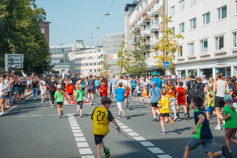 Am 8. September erobern wieder Sportlerinnen und Sportler aller Altersgruppen die Straßen der Bielefelder Innenstadt - wie hier Richtung Jahnplatz. (Foto: Bielefeld Marketing I Tim Fröhlich)