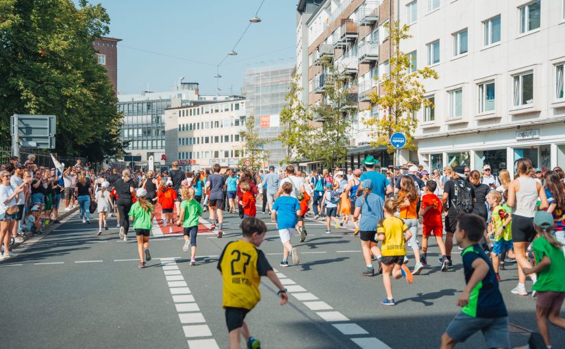 Am 8. September erobern wieder Sportlerinnen und Sportler aller Altersgruppen die Straßen der Bielefelder Innenstadt - wie hier Richtung Jahnplatz. (Foto: Bielefeld Marketing I Tim Fröhlich)