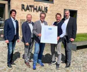 IHK-Hauptgeschäftsführer Marco Graf (2.v.r.) übergab Bürgermeister Guido Halfter (3.v.r.) die Urkunde „Ausgezeichneter Wohnort“, hier (v.l.) mit Ingo Nagel (Gemeinde Bissendorf) sowie den IHK-Vollversammlungsmitgliedern Roland Arndt und Thorsten Treidel. (Foto: IHK)