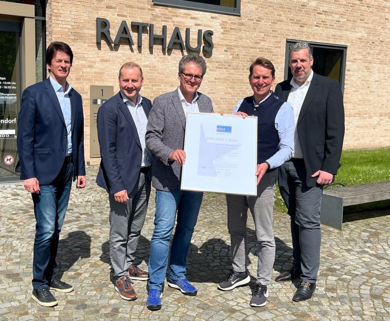 IHK-Hauptgeschäftsführer Marco Graf (2.v.r.) übergab Bürgermeister Guido Halfter (3.v.r.) die Urkunde „Ausgezeichneter Wohnort“, hier (v.l.) mit Ingo Nagel (Gemeinde Bissendorf) sowie den IHK-Vollversammlungsmitgliedern Roland Arndt und Thorsten Treidel. (Foto: IHK)