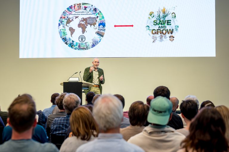 Dr. Theodor Friedrich, FAO-Botschafter im Ruhestand, stellte in seiner Keynote die regenerative Landwirtschaft als eine Lösung für nachhaltige Bodenbewirtschaftung vor (Foto: Hochschule Osnabrück)