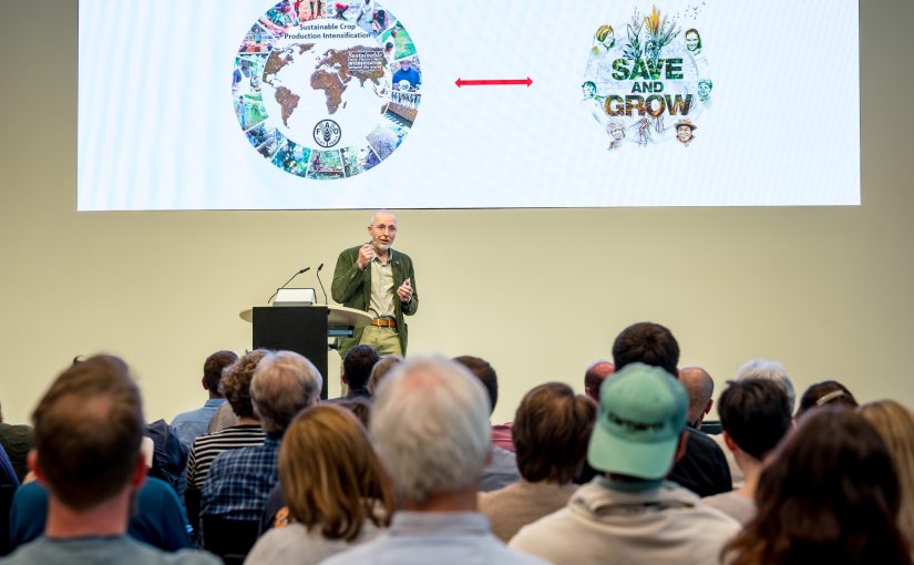 Dr. Theodor Friedrich, FAO-Botschafter im Ruhestand, stellte in seiner Keynote die regenerative Landwirtschaft als eine Lösung für nachhaltige Bodenbewirtschaftung vor (Foto: Hochschule Osnabrück)