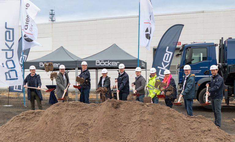 Setzten zusammen den Spatenstich für die zweite Bauphase am Böcker Firmensitz: Frank Liesner und Volker Böckmann (Leiter Vertrieb & Marketing und Geschäftsführer Gieseke GmbH), Alexander Böcker (Geschäftsführer Böcker), Bürgermeister Lothar Christ, Stephan Kuck (Geschäftsführer Böcker), Alexander Schwerdt (Schwerdt & Schwerdt Architekten), Ansgar Jünemann (Projektleiter Gieseke GmbH), Silke Linnhoff (Referentin der Geschäftsführung Böcker), Matthias Stiller (Leiter Wirtschaftsförderung) und Juri Sagiev (Werksleiter Böcker) (Foto: Böcker)