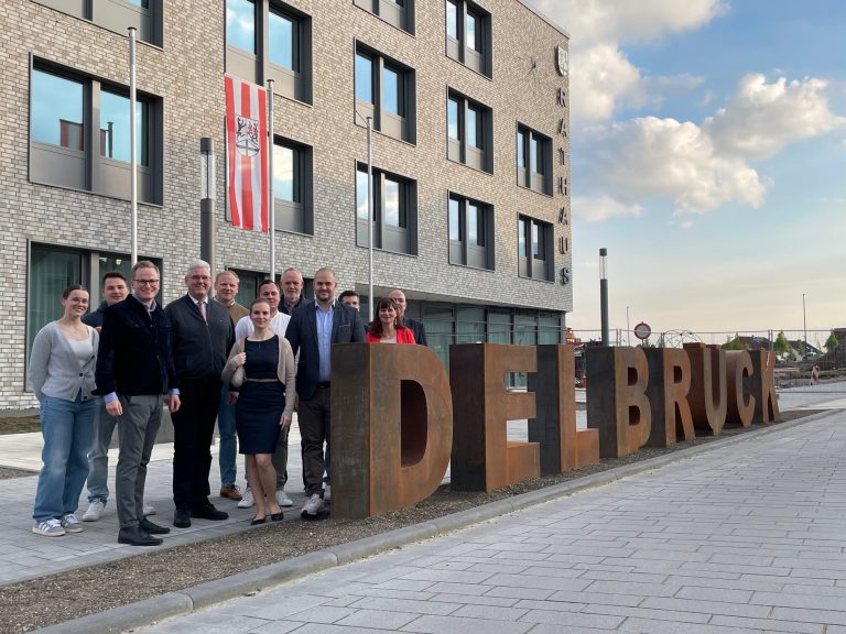 Die Mitglieder der Wirtschaftsjunioren und des Wirtschaftsclubs Paderborn+Höxter gemeinsam mit Bürgermeister Werner Peitz (vierter v. l.) vor dem neuen Rathaus der Stadt Delbrück. (Foto: Wirtschaftsjunioren Paderborn + Höxter )