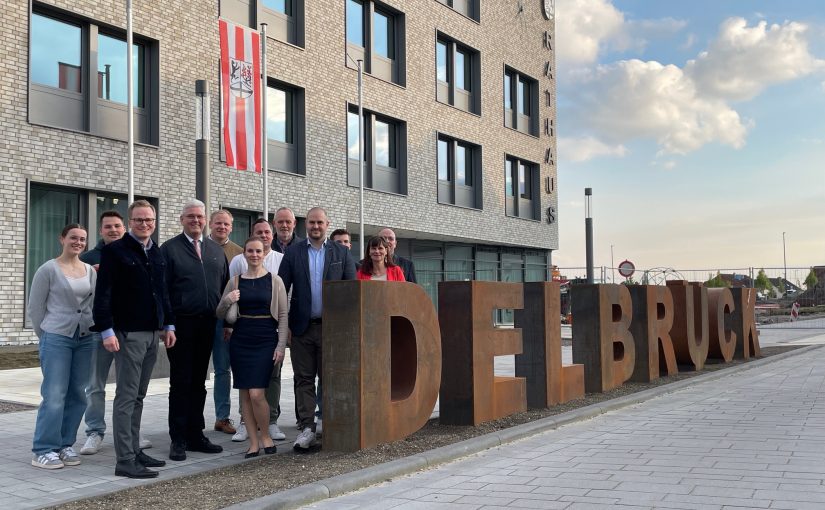 Die Mitglieder der Wirtschaftsjunioren und des Wirtschaftsclubs Paderborn+Höxter gemeinsam mit Bürgermeister Werner Peitz (vierter v. l.) vor dem neuen Rathaus der Stadt Delbrück. (Foto: Wirtschaftsjunioren Paderborn + Höxter )