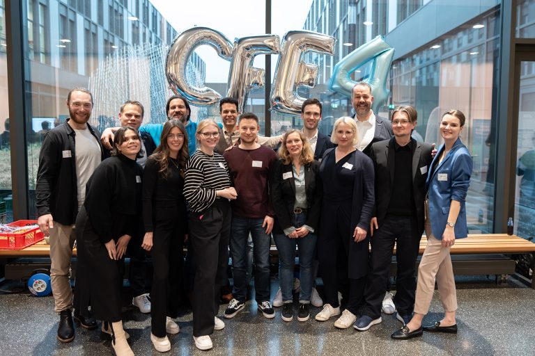Das Team des Center for Entrepreneurship um Prof. Dr. Ingo Ballschmieter (hintere Reihe, 2.v.l.) und Prof. Dr. Tim Kampe (hintere Reihe, r.) feierte gemeinsam das vierjährige Bestehen des CFE. (Foto: Alexander Dean Eigenrauch/OWL Vision Media)