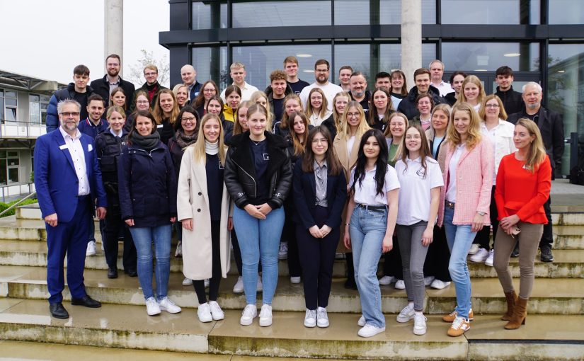 Vertreter/innen der am Career-Day-Teilnehmer (Foto: Hanse Berufskolleg)