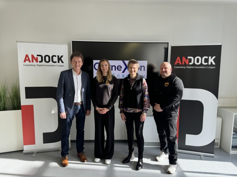 (v.l.) Oberbürgermeister Dieter Krone, Kirsten Bonnekessel (CRM-/Prozess-/Eventmanagement Cornexion GmbH), Sandra Prekel (Wirtschaftsförderung Stadt Lingen (Ems)) und Andreas Bernaczek (Geschäftsführender Gesellschafter Cornexion GmbH) (Foto: Stadt Lingen)