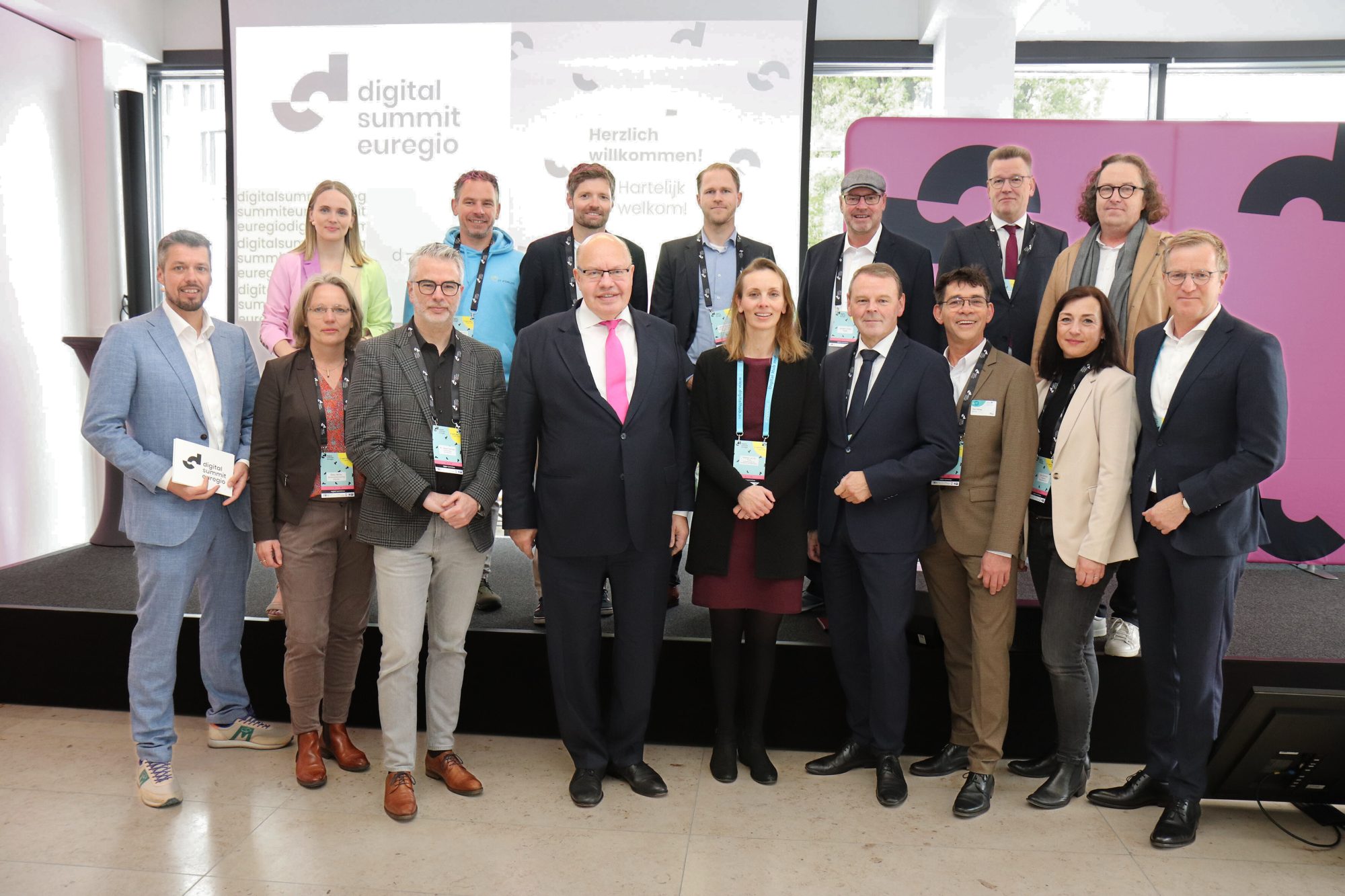 Vierte Auflage des Digital Summit Euregio: Vertreter der Veranstaltergemeinschaft mit dem ehemaligen Bundeswirtschaftsminister Peter Altmaier (vorne, 4. v l.) und Konsulin Willemijn van der Toorn (vorne, 5. v. l.) und IHK-Hauptgeschäftsführer Dr. Fritz Jaeckel (vorne, 6.v.l.). (Foto: IHK Nord Westfalen)