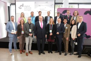 Vierte Auflage des Digital Summit Euregio: Vertreter der Veranstaltergemeinschaft mit dem ehemaligen Bundeswirtschaftsminister Peter Altmaier (vorne, 4. v l.) und Konsulin Willemijn van der Toorn (vorne, 5. v. l.) und IHK-Hauptgeschäftsführer Dr. Fritz Jaeckel (vorne, 6.v.l.). (Foto: IHK Nord Westfalen)