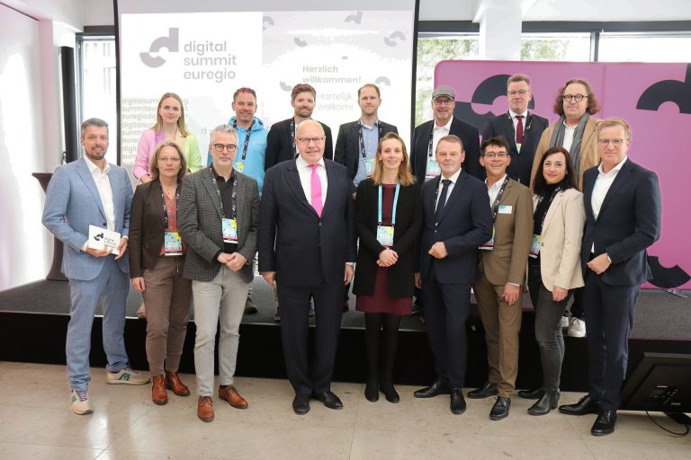 Vierte Auflage des Digital Summit Euregio: Vertreter der Veranstaltergemeinschaft mit dem ehemaligen Bundeswirtschaftsminister Peter Altmaier (vorne, 4. v l.) und Konsulin Willemijn van der Toorn (vorne, 5. v. l.) und IHK-Hauptgeschäftsführer Dr. Fritz Jaeckel (vorne, 6.v.l.). (Foto: IHK Nord Westfalen)