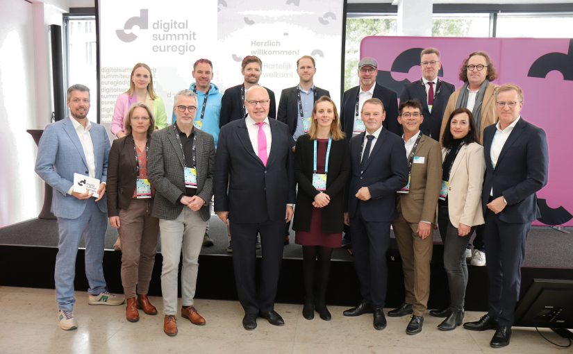 Vierte Auflage des Digital Summit Euregio: Vertreter der Veranstaltergemeinschaft mit dem ehemaligen Bundeswirtschaftsminister Peter Altmaier (vorne, 4. v l.) und Konsulin Willemijn van der Toorn (vorne, 5. v. l.) und IHK-Hauptgeschäftsführer Dr. Fritz Jaeckel (vorne, 6.v.l.). (Foto: IHK Nord Westfalen)