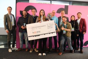 Finalisten und Jury des Start-up-Wettbewerbs gemeinsam auf der Bühne: Stefanie Osterholzer von der WasteAnt GmbH nahm den Award von Steffen von Glahn (3. v.l.), Beiratsmitglied der Initiative In|du|strie und Global Head of Operations der Crespel & Deiters Group (Ibbenbüren), entgegen. (Foto: IHK Nord Westfalen)