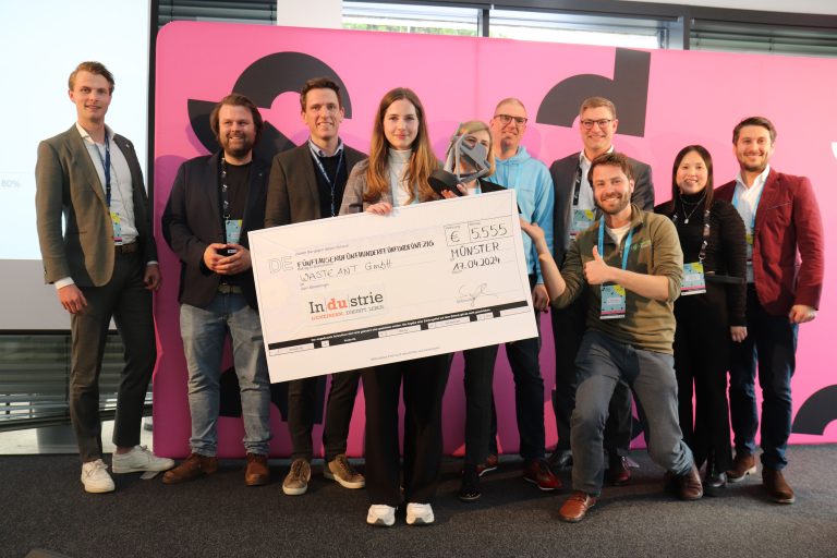 Finalisten und Jury des Start-up-Wettbewerbs gemeinsam auf der Bühne: Stefanie Osterholzer von der WasteAnt GmbH nahm den Award von Steffen von Glahn (3. v.l.), Beiratsmitglied der Initiative In|du|strie und Global Head of Operations der Crespel & Deiters Group (Ibbenbüren), entgegen. (Foto: IHK Nord Westfalen)