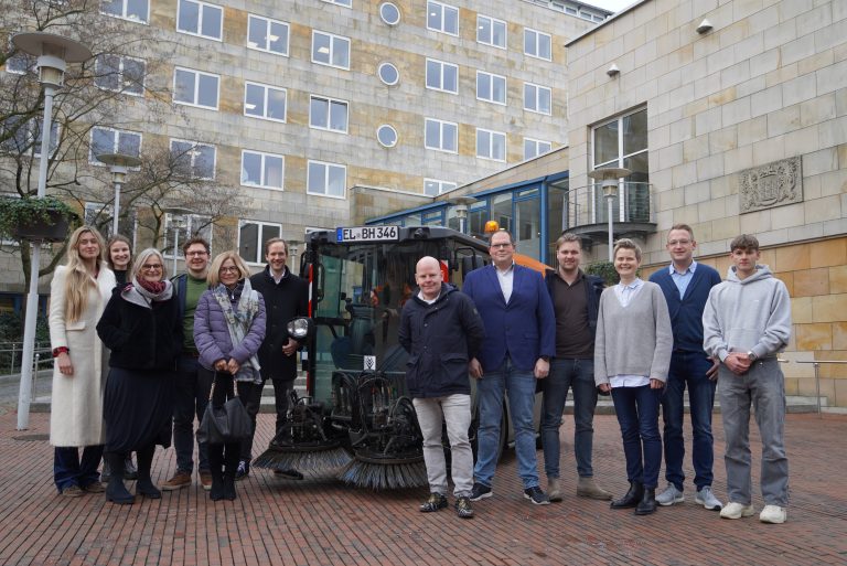 Die Projektpartner beim Kick-off Termin in Lingen (v.l.n.r.): Tessa Brink (Gemeente Emmen), Maren Teschke (Stadt Lingen), Ingrid Klinge (New Energy Coalition), Alexander Jacobs (New Energy Coalition), Melinda Loonstra-Buzogány (Gemeente Emmen), Tim Husmann (Energy Hub Emsland), Werner Sur (Bauhof Lingen, im Fahrzeug sitzend), Rik Zinnemers (Gemeente Emmen), Dirk Herzog (Bauhof Lingen), Roan Siekman (Gemeente Emmen), Sandra Prekel (Stadt Lingen), Andreas Stroink (Energy Hub Emsland), Moritz Dycker (Energy Hub Emsland). (Foto: Stadt Lingen)