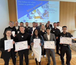 Alle Siegerteams und die Jury freuen sich über den erfolgreichen Abschluss des Projekts Dig:it Teams Lippe. (Foto: IHK Lippe)
