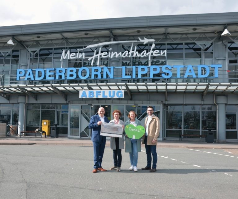 Flughafen-Geschäftsführer Roland Hüser (links) mit (von links) Kathrin Abrokat und Dörte Bohne vom ambulanten Kinder- und Jugendhospizdienst Paderborn-Höxter sowie Dejan Ostojic von der PAD Airport Services GmbH, einer Tochtergesellschaft der Flughafen Paderborn/Lippstadt GmbH (Foto: Flughafen Paderborn / Lippstadt)