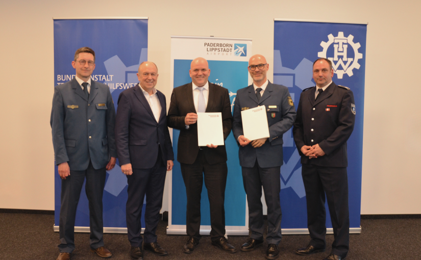 (von links) Der Regionalleiter THW Arnsberg Sascha Meyer, Landrat Christoph Rüther, Flughafenchef Roland Hüser, Landesbeauftragter NRW Herr Hafner und Flughafenfeuerwehr Chef Roland Kempkensteffen freuen sich über die landesweit erste Zusammenarbeit einer Flughafen-Feuerwehr mit dem THW. (Foto: Flughafen Paderborn / Lippstadt)