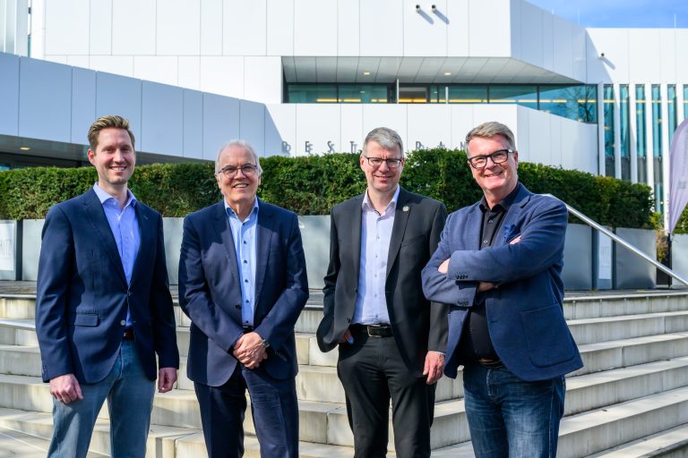 Freuen sich auf die weitere Zusammenarbeit: (von links) Dr. Dr. Michael Bartling (Beisitzender der Zahnärztekammer), Jost Rieckesmann (Präsident der Zahnärztekammer), Ralph Fritzsche (Kaufm. Betriebsleiter Kultur Räume Gütersloh), Andreas Kimpel (Beigeordneter für Kultur und Weiterbildung der Stadt Gütersloh) (Foto: Michael Möller/ZÄKWL)