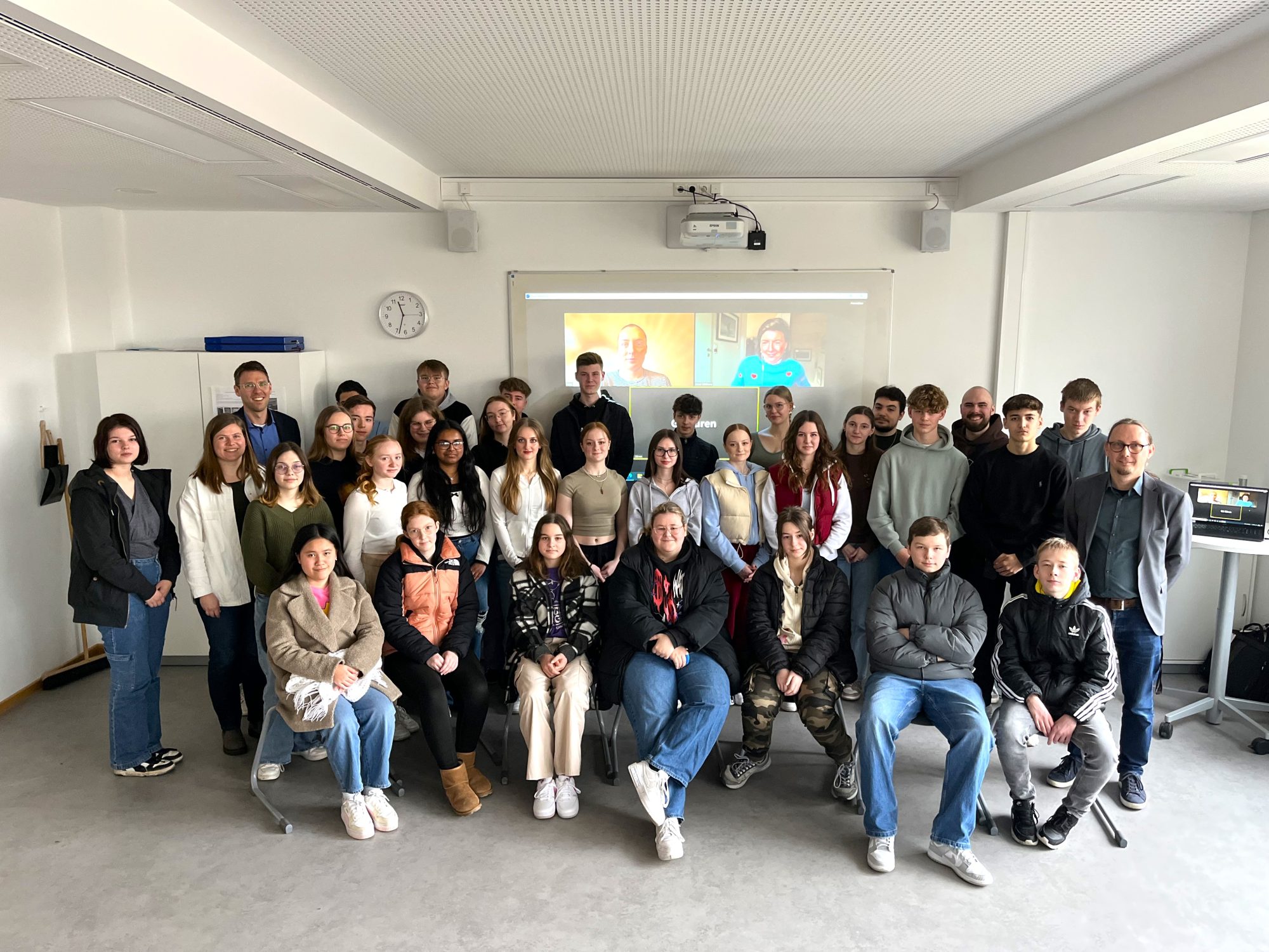 Schülerinnen und Schüler der zehnten Klasse und der Q1 der Gesamtschule Büren werden in ihren Projektkursen im Bereich Methoden- und Medienkompetenz geschult. (Foto: Stadt Büren)
