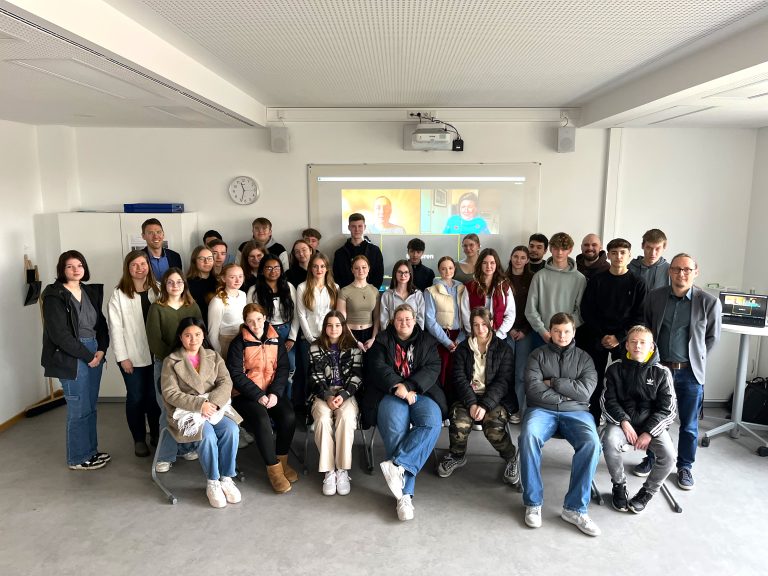 Schülerinnen und Schüler der zehnten Klasse und der Q1 der Gesamtschule Büren werden in ihren Projektkursen im Bereich Methoden- und Medienkompetenz geschult. (Foto: Stadt Büren)