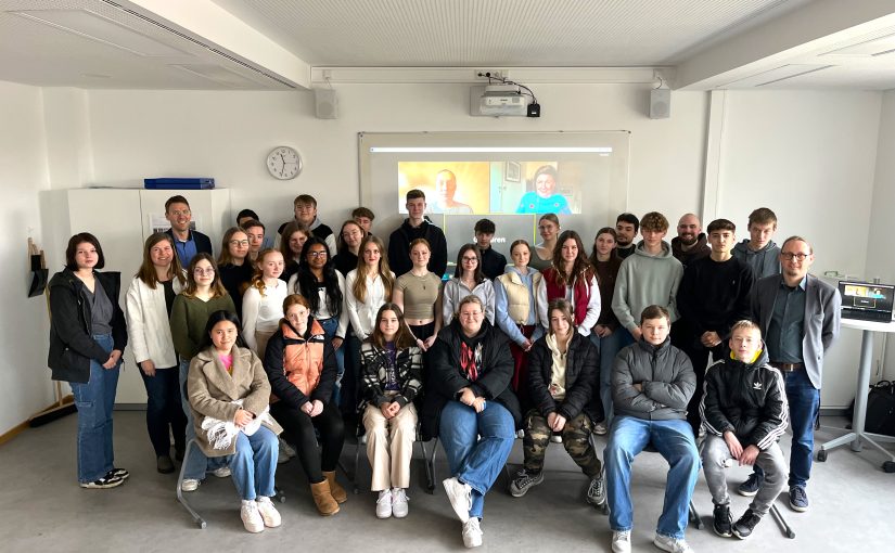 Schülerinnen und Schüler der zehnten Klasse und der Q1 der Gesamtschule Büren werden in ihren Projektkursen im Bereich Methoden- und Medienkompetenz geschult. (Foto: Stadt Büren)