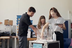 Beim Girls Day ging's in die Praxis: Schülerinnen konnten sich im Schüler*innenlabor der HSBI ausprobieren. (Foto: © P. Pollmeier/HSBI)