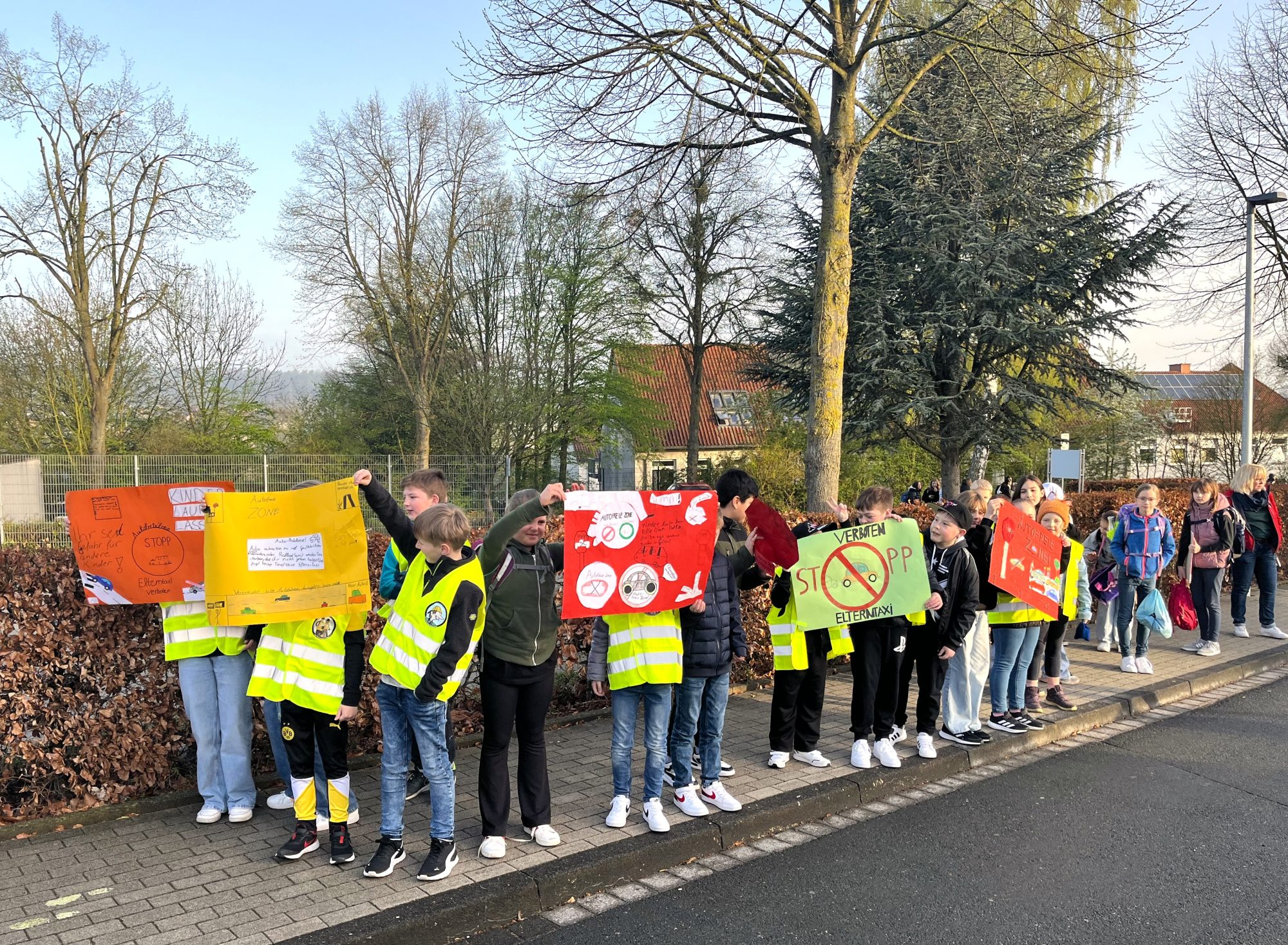 Die Kinder der Josefschule Büren haben sich mit bunten und selbstgestalteten Plakaten für mehr Sicherheit auf ihrem Schulweg stark gemacht. (Foto: Stadt Büren)