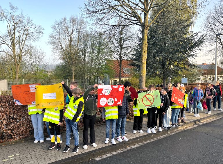 Die Kinder der Josefschule Büren haben sich mit bunten und selbstgestalteten Plakaten für mehr Sicherheit auf ihrem Schulweg stark gemacht. (Foto: Stadt Büren)