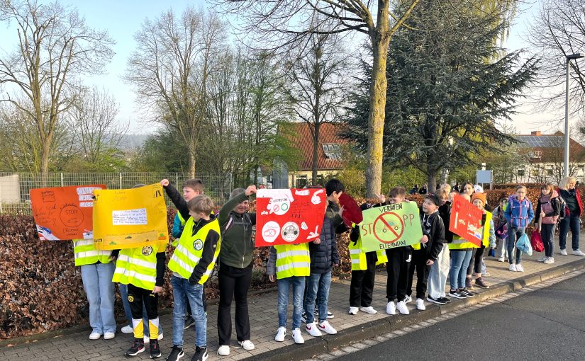 Die Kinder der Josefschule Büren haben sich mit bunten und selbstgestalteten Plakaten für mehr Sicherheit auf ihrem Schulweg stark gemacht. (Foto: Stadt Büren)