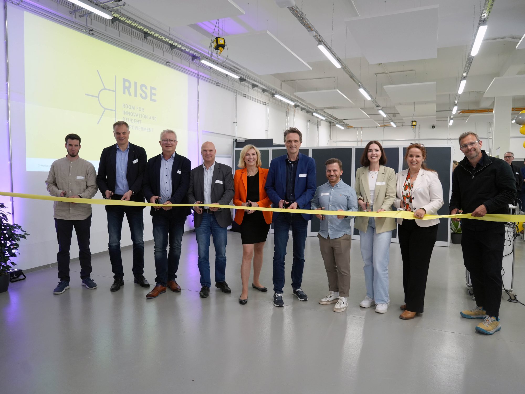 Das Team des StartUp!Labs RISE und das Präsidium der Hochschule Osnabrück zerschnitten gemeinsam das Eröffnungsband und machten damit den Weg frei für künftige Kreation und Innovation im Osnabrücker Hafen. (Foto: Hochschule Osnabrück)