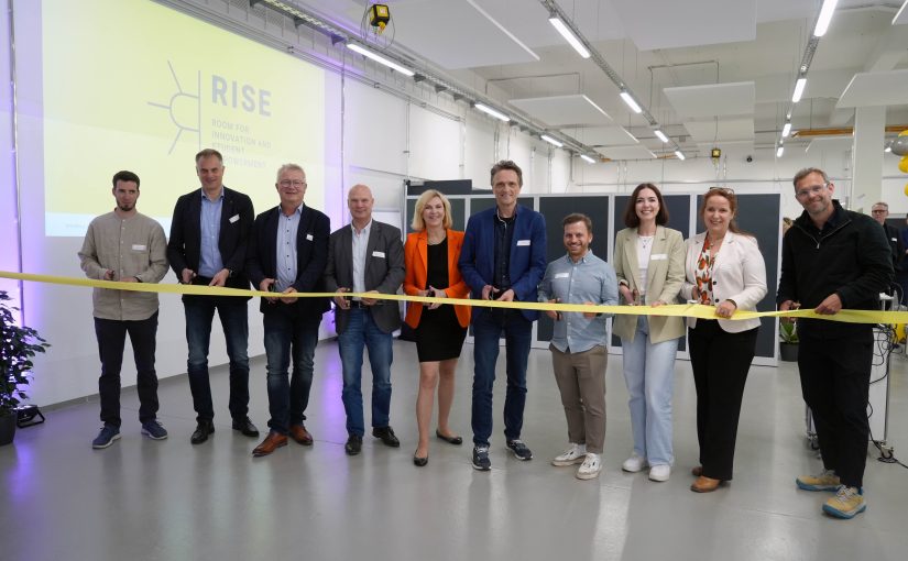Das Team des StartUp!Labs RISE und das Präsidium der Hochschule Osnabrück zerschnitten gemeinsam das Eröffnungsband und machten damit den Weg frei für künftige Kreation und Innovation im Osnabrücker Hafen. (Foto: Hochschule Osnabrück)