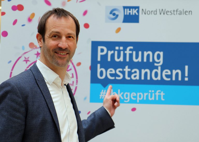 IHK-Geschäftsbereichsleiter Carsten Taudt lädt die Auszubildenden ein, ihre Erfolgserlebnisse in den Sozialen Medien mit dem Hashtag #ihkgeprüft öffentlich zu teilen. (Foto: IHK Nord Westfalen)