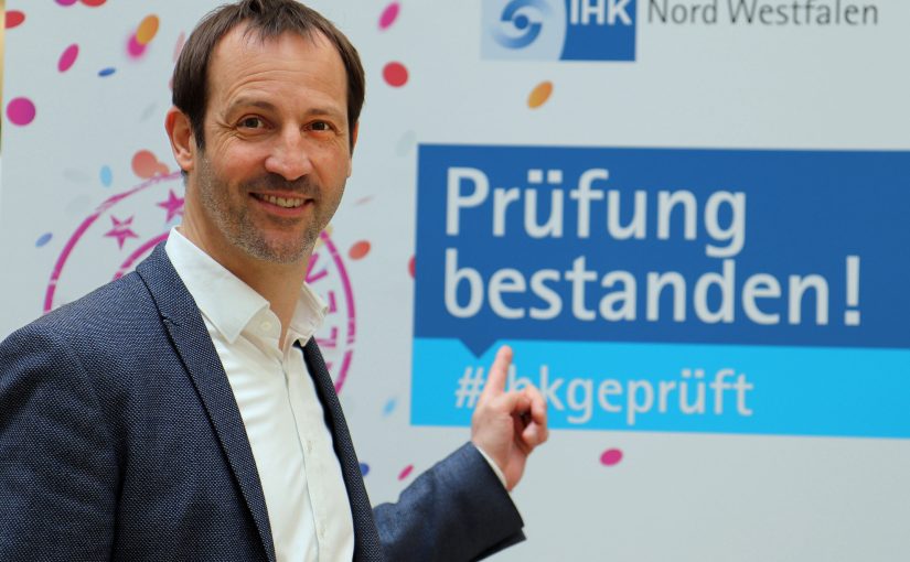 IHK-Geschäftsbereichsleiter Carsten Taudt lädt die Auszubildenden ein, ihre Erfolgserlebnisse in den Sozialen Medien mit dem Hashtag #ihkgeprüft öffentlich zu teilen. (Foto: IHK Nord Westfalen)