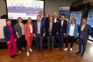 „Jetzt anfangen“ lautete die wichtigste Botschaft der Referentinnen und Referenten beim Sustainable-Finance-Forum auf Schalke, als es um das EU-Regelwerk zur Nachhaltigkeitsberichterstattung ging: (v.l.) Theres Schäfer (PwC Deutschland), Dr. Susanne Beer (KPMG), Moderatorin und IHK-Vizepräsidentin Tatjana Hetfeld, Stephan Kulbatzki (Stölting Service Group), Sven Wolf (IHK), Prof. Dr. Tatjana Oberdörster (Westfälische Hochschule), IHK-Vizepräsident Lars Baumgürtel, Steffen Pörner (Bankenverband NRW), Dr. Jochen Grütters (IHK-Standortleiter Emscher-Lippe), Christina Rühl-Hamers (FC Schalke 04) und Dr. Arnt Baer (Gelsenwasser AG). (Foto: Rabas/FC Schalke 04)