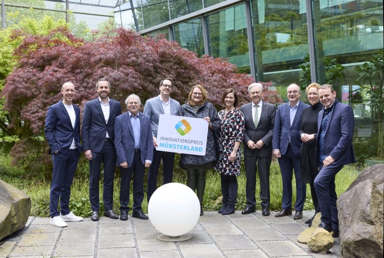 Freuen sich auf die Verleihung des Innovationspreises Münsterland (v. l.): Sebastian Jurczyk (Stadtwerke Münster GmbH), Christian Schäfer (Provinzial Versicherung AG), Dr. sc. nat. Dr. h. c. mult. Johannes Georg Bednorz (IBM Research Zürich), Carsten Schröder (FH Münster), Prof. Dr. Monika Stoll (Universität Münster), Brigitte Vogt (Westenergie AG), Hans Hund (Handwerkskammer Münster), Klaus Ehling (Münsterland e.V.), Dr. Annegret Saxe (Sparkasse Münsterland Ost für die Sparkassen im Münsterland) und Dr. Fritz Jaeckel (Industrie- und Handelskammer Nord Westfalen). (Foto: Münsterland e.V.)
