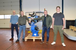 Kösters Maschinenbau in Heek präsentiert auf der Hannover Messe innovative Roboterzellen zur Automation des Beladens von CNC-Dreh- und -Fräsmaschinen: (v.l.) Dietmar Oellerich (Technischer Vertrieb), Martin Kösters (Kaufmännischer Leiter), Peter Kösters (Geschäftsführer) und Konstrukteur Leon Benölken. (Foto: Kösters)
