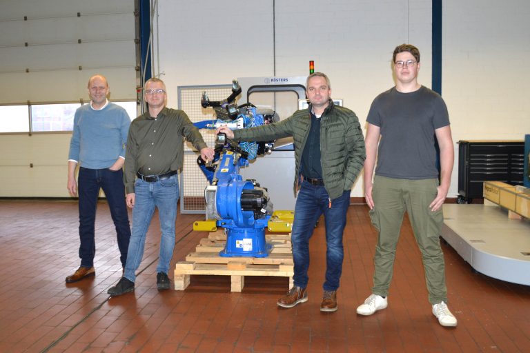 Kösters Maschinenbau in Heek präsentiert auf der Hannover Messe innovative Roboterzellen zur Automation des Beladens von CNC-Dreh- und -Fräsmaschinen: (v.l.) Dietmar Oellerich (Technischer Vertrieb), Martin Kösters (Kaufmännischer Leiter), Peter Kösters (Geschäftsführer) und Konstrukteur Leon Benölken. (Foto: Kösters)