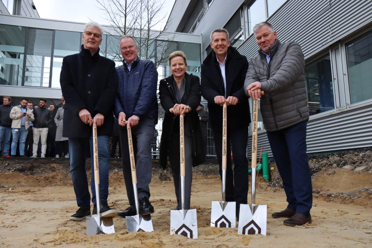 v.l.n.r.: Albrecht Pförtner, GF ConceptGT; Andreas Staudigel, Bereichsvorstand Bechtle AG; Birgit Merschmann, GF MODUS Consult; Holger Meyer, GF Bechtle IT-Systemhaus Hannover; Bernhard Alsdorf, GF MODUS Consult. (Foto: MODUS Consult)