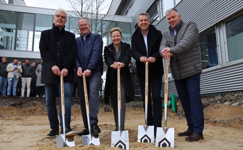 v.l.n.r.: Albrecht Pförtner, GF ConceptGT; Andreas Staudigel, Bereichsvorstand Bechtle AG; Birgit Merschmann, GF MODUS Consult; Holger Meyer, GF Bechtle IT-Systemhaus Hannover; Bernhard Alsdorf, GF MODUS Consult. (Foto: MODUS Consult)