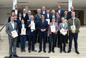 Gruppenfoto bei der Bezirksregierung Münster: Regierungspräsident Andreas Bothe hat die Förderbescheide persönlich unter anderem an Vertreterinnen und Vertreter der drei Verbundprojekte überreicht. Foto: Bezirksregierung Münster (Foto: Münsterland e.V)