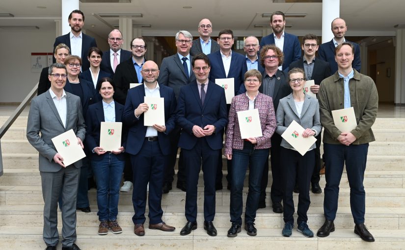 Gruppenfoto bei der Bezirksregierung Münster: Regierungspräsident Andreas Bothe hat die Förderbescheide persönlich unter anderem an Vertreterinnen und Vertreter der drei Verbundprojekte überreicht. Foto: Bezirksregierung Münster (Foto: Münsterland e.V)