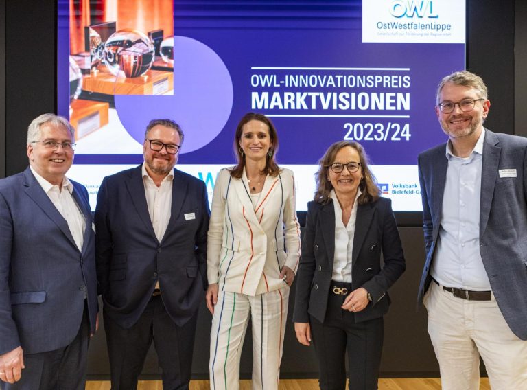 Blicken auf einen spannenden Wettbewerb zurück: Landrat Jürgen Müller, Björn Böker (beide OWL GmbH), Verena Pausder, Petra Pigerl-Radtke (IHK Ostwestfalen zu Bielefeld) und Wolfgang Marquardt (OWL GmbH). (Foto: OWL GmbH)