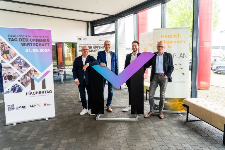 v.l.n.r. Thomas Hans, Geschäftsführung husare // Michael Wietkamp, Vorstand EEM // Jan Mauve, Geschäftsführung microPLAN & stellvertretender Vorsitzender EEM // Oliver Kellner, Bürgermeister Emsdetten (Foto: Husare)