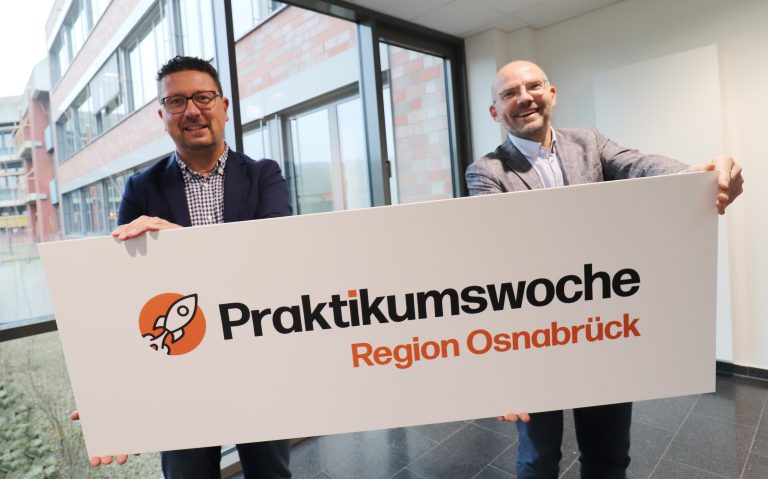 MaßArbeit-Vorstand Lars Hellmers (li.) und WIGOS-Geschäftsführer Peter Vahren-kamp ziehen bei der „Praktikumswoche“ an einem Strang. (Foto: Eckhard Wiebrock)