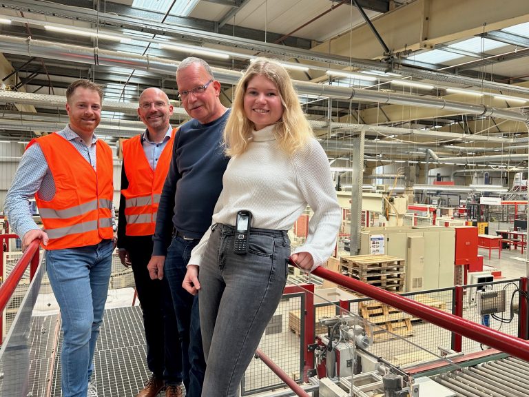 André Schulenberg vom WIGOS-UnternehmensService (v. li.) und WIGOS-Geschäftsführer Peter Vahrenkamp bekamen bei einem Betriebsrundgang mit Detlef Pante, Geschäftsführer der Möbelfabrik und seiner Tochter Sarah Pante einen Ein-druck von der Leistungsstärke des Unternehmens. (Foto: Sandra Joachim-Meyer)