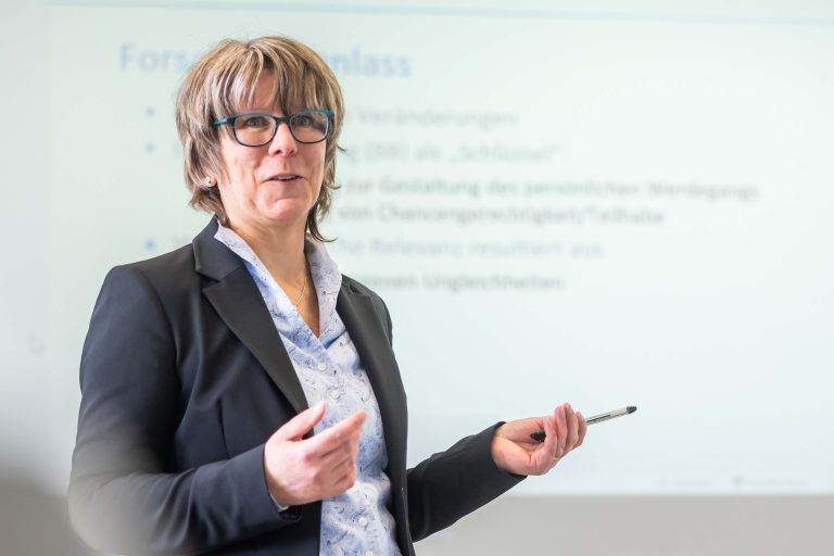 Maren Koletzko hat für ihre Promotion zu Beratungsangeboten für Jugendliche geforscht. Sie lehrt und forscht in den Lehrgebieten Beratung, rekonstruktive Soziale Arbeit und Qualitative Forschungsmethoden. (Foto: S. Jonek/HSBI)