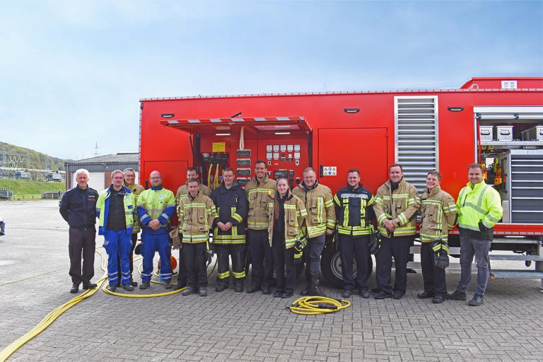 Die teilnehmenden Feuerwehrleute probten unter Anleitung der Elektrofachkräfte der SWTE Netz ganz praktisch, wie sie die Stromversorgung für kritische Einrichtungen im Notfall schnell wieder herstellen können. Dabei kam auch das 250 kVA-Aggregat der Feuerwehr Mettingen zum Einsatz. (Foto: SWTE)