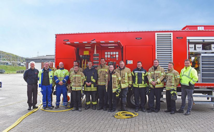 Die teilnehmenden Feuerwehrleute probten unter Anleitung der Elektrofachkräfte der SWTE Netz ganz praktisch, wie sie die Stromversorgung für kritische Einrichtungen im Notfall schnell wieder herstellen können. Dabei kam auch das 250 kVA-Aggregat der Feuerwehr Mettingen zum Einsatz. (Foto: SWTE)